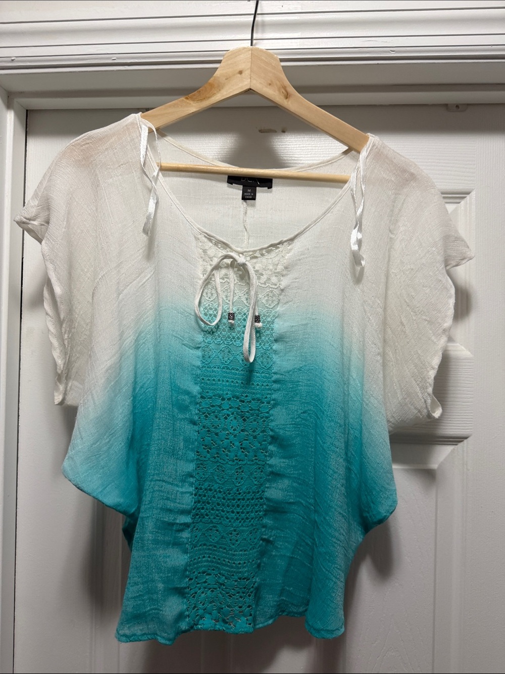 BCX Medium White to Teal Tie-Front Crochet Peasant Top